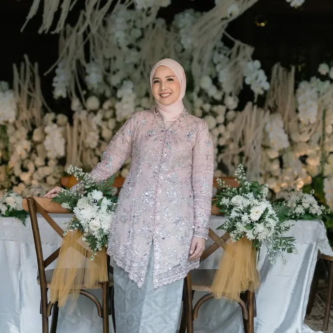 Gaya Anggun Tya Ariestya Kenakan Kebaya Kartini Motif Kembang di Pernikahan Sang Adik