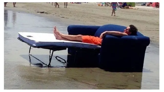 7 Tingkah Laku Orang saat di Pantai Ini Bikin Geleng Kepala