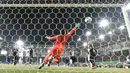 Kiper Paderborn, Michael Ratajczak gagal menjangkau bola  sepakan pemain Bayern, Corentin Tolisso yang masuk ke gawangnya pada laga Piala DFB Pokal di Benteler-Arena, Paderborn, (6/2/2018). Bayern menang telak 6-0. (AP/Martin Meissner)