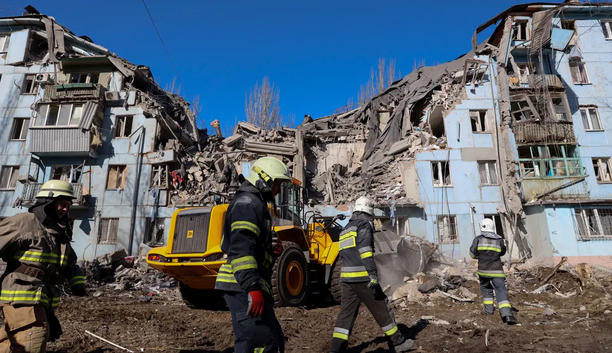 Tim penyelamat bekerja di gedung tempat tinggal berlantai lima yang hancur setelah serangan rudal di tengah invasi Rusia ke Ukraina di Zaporizhzhia pada 2 Maret 2023. Serangan Rusia di sebuah blok apartemen di kota Zaporizhzhia, Ukraina selatan telah menewaskan sedikitnya tiga orang, kata pihak berwenang setempat pada 2 Maret, saat operasi pencarian sedang berlangsung. (AFP/Katerina Klochko)