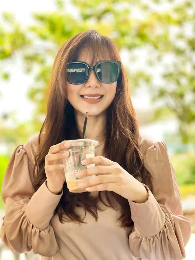7 Potret Terbaru Yulida Handayani Usai Bercerai dengan Ravi Bhatia, Kembali Jadi Pramugari