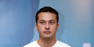 Aktor Nicholas Saputra namanya melejit setelah berperan dalam film fenomenal 'Ada Apa dengan Cinta?' (AADC?). Memerankan Rangga, seorang lelaki kutu buku jutek. (Deki Prayoga/Bintang.com)