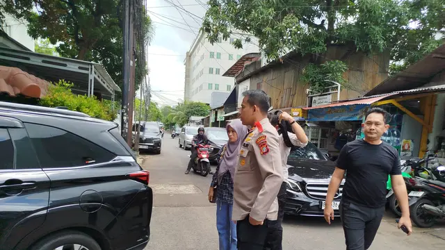 Keluarga Brigadir RAT mendatangi lokasi bunuh diri anaknya di rumah kawasan Mampang, Jakarta Selatan.
