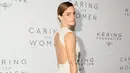 <p>Emma Watson menghadiri makan malam The Kering Foundation's Caring for Women di The Pool on Park Avenue, New York City, Amerika Serikat, 15 September 2022. Desain bagian belakang gaunnya dibuat berenda yang membumbung. (Dia Dipasupil/Getty Images/AFP)</p>