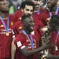 Penyerang Liverpool, Sadio Mane mencium trofi Piala Dunia Antarklub 2019 setelah mengalahkan Flamengo di Stadion Internasional Khalifa di Doha, Qatar (22/12/2019). Liverpool menang 1-0 atas Flamengo berkat gol tunggal Roberto Firmino di menit ke-99. (AP Photo/Hassan Ammar)