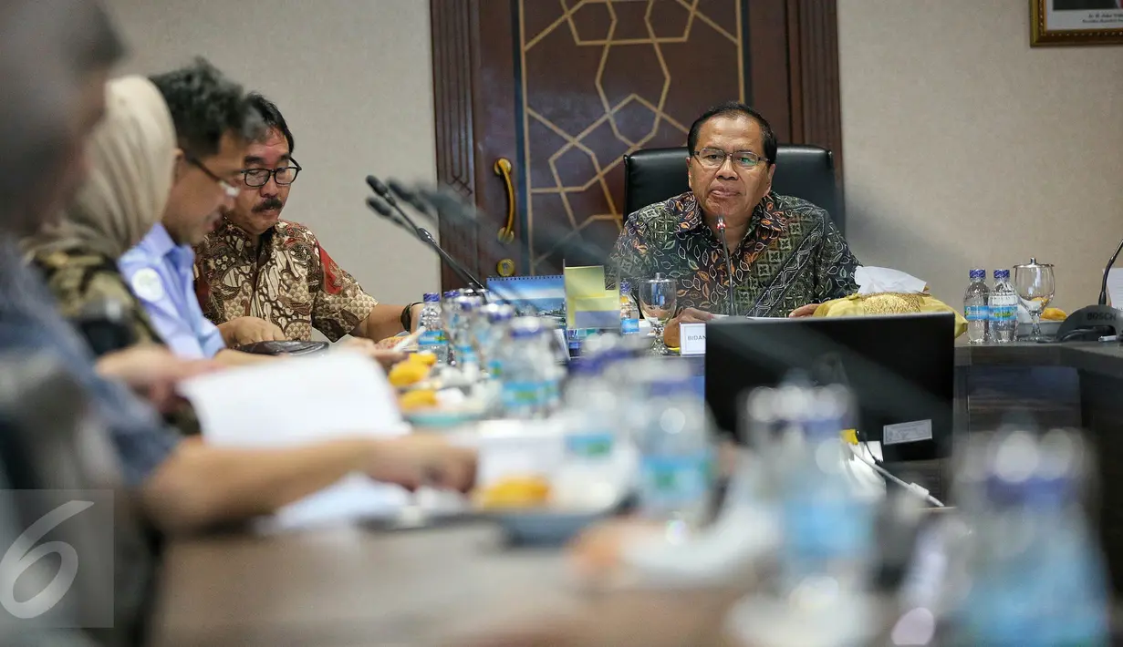 Menteri Koordinator Bidang Maritim Rizal Ramli memberikan paparan saat rapat koordinasi di Gedung BPPT, Jakarta, Kamis (21/1/2016). Rapat koordinasi tersebut membahas pangan dan kemiskinan. (Liputan6.com/Faizal Fanani)