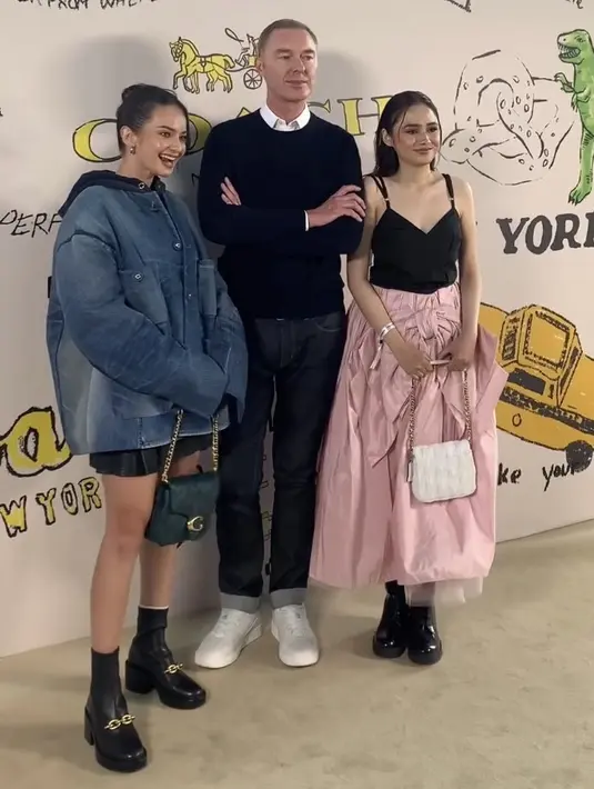 Enzy Storia saat Hadir di New York Fashion Week. [@fafa_didin]