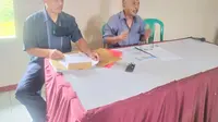 Ketua Panitia Pemilihan Kepala Desa (PPKD) Desa Mekarsari, Kecamatan Bayongbong, Naryana, tengah memberikan penjelasan di tengah polemik ijazah dalam pemberkasan pilkades Mekarsari. (Liputan6.com/Jayadi Supriadin)