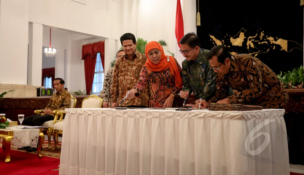Jaksa Agung HM Prasetyo, Menteri Agraria dan Tata Ruang Ferry Mursyidan, Mensos Khofifah Indar Parawansa dan Ketua KPU Husni Kamil Manik menandatangani MoU terkait  pengumpulan pajak di Istana Negara, Jakarta, Rabu (20/5). (Liputan6.com/Faizal Fanani)