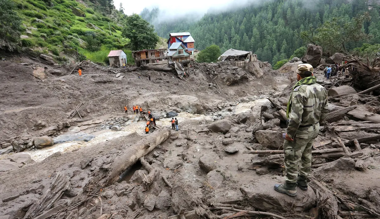 Jalan menuju Kishtwar rusak parah akibat hujan yang turun berhari-hari sehingga menyulitkan tim bantuan penyelamat mencapai lokasi. (Mir Imran/AFP)