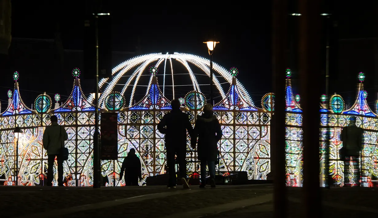Sebuah instalasi seni "Dome and Arches, Luminarie de Cagna" menghiasi Market Place pada Festival Cahaya Lumiere Durham di Inggris utara, 15 November 2017. Festival cahaya terbesar di Inggris ini melibatkan seniman lokal dan internasional. (OLI SCARFF/AFP)