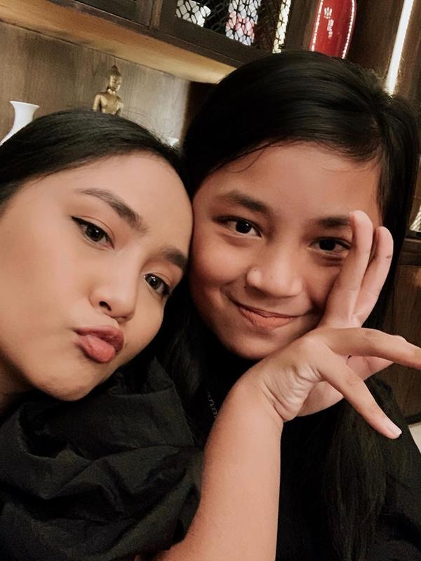 Meski terpaut usia cukup jauh, ini kekompakan Gita Gutawa dan adiknya. (Sumber: Instagram/@gitagut)