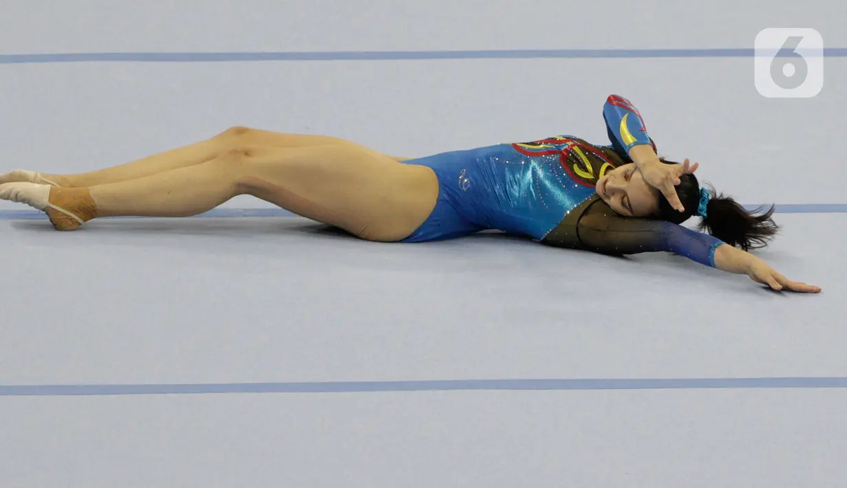 Pesenam Malaysia, Farah Ann, melakukan gerakan saat nomor all-round individual putri cabang senam pada SEA Games 2019 di Kompleks Rizal Memorial, Manila, Senin (2/12/2019). Atlet cantik ini berhasil menyumbangkan medali emas. (Bola.com/M Iqbal Ichsan)
