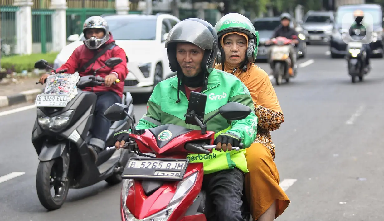 Kebijakan tersebut diungkapkan Direktur Jenderal Perhubungan Darat Kementerian Perhubungan, Aan Suhanan dalam rapat kerja (raker) dengan Komisi V DPR RI pada Senin (30/6/2025). Kenaikan tarif ini sebagai respon terhadap aksi demonstrasi para pengemudi ojol pada 20 Mei 2025 lalu. (Liputan6.com/Angga Yuniar)