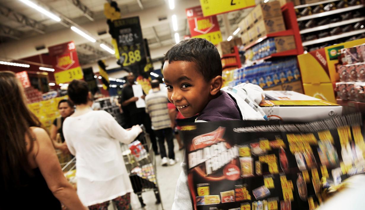 Seorang anak berada di sebuah toko saat hari "Black Friday" di Sao Paulo, Brasil, (24/11). Black Friday adalah tradisi hari belanja terbesar tahunan di Amerika yang berlangsung sehari setelah hari Thanksgiving. (REUTERS/Nacho Doce