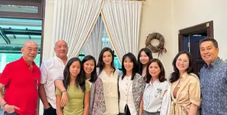 Raline Shah pulang kampung ke Medan. Saat bersama keluarganya ia tampak mengenakan setelan putih dari atasan long sleeve dipadukan rok panjang asimetris. [@ralineshah]
