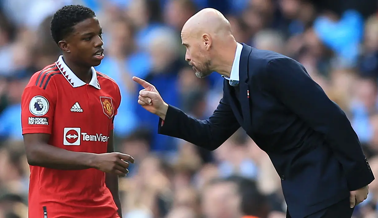 Pemain MU, Tyrell Malacia (kiri), lahir di Rotterdam, Belanda pada 17 Agustus 1999. Pemain yang kini genap berumur 24 tahun masih kesulitan menembus skuat utama Erik Ten Hag dan hanya menjadi pelapis bagi Luke Shaw. (AFP/Lindsey Parnaby)