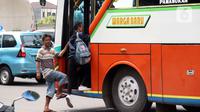 Penumpang naik bus di kawasan Terminal Kampung Rambutan, Jakarta Timur, Senin (12/12/2022). Kepala Terminal Bus Kampung Rambutan Yuza Ramadhoni mengatakan lonjakan penumpang diprediksi akan terjadi mulai H-7 libur Natal dan Tahun Baru (Nataru), sementara untuk saat ini belum terjadi lonjakan penumpang dan masih terbilang lengang. (Liputan6.com/Magang/Aida Nuralifa)