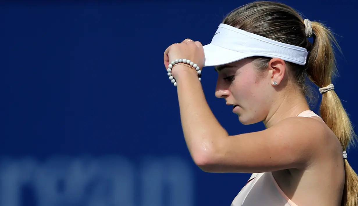 Petenis wanita AS Catherine Bellis saat bertanding dalam Kejuaraan Dubai Duty Free Tennis Championship di Dubai (20/2). Bellis merupakan petenis profesional Amerika Serikat lahir 8 April 1999. (AP Photo / Kamran Jebreili)