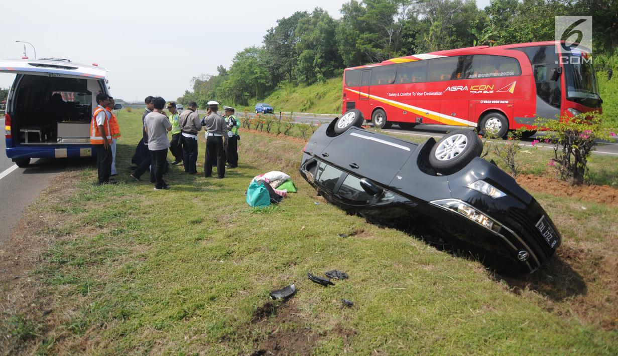 Mobil Terbalik di Jalan Lintas: Pengemudi Diduga Mengantuk