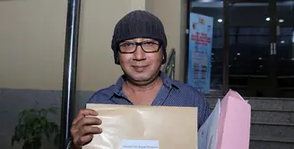 Mantan penggebuk drum Ada Band, Eel Ritonga datang ke Mabes Polri, Jakarta Selatan guna menindak lanjuti laporan adiknya kepada empat oknum polisi yang diduga melakukan pemerasan terhadap keluarganya. (Deki Prayoga/Bintang.com)