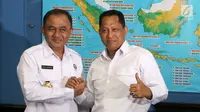 Kepala BNN Irjen Pol Heru Winarko (kiri) pose bareng mantan kepala BNN Komjen Pol Budi Waseso atau Buwas saat Kenal Pamit di Gedung BNN, Cawang, Jakarta, Senin (5/3). Heru dilantik Presiden Jokowi pada Kamis, 1 Maret 2018. (Liputan6.com/Arya Manggala)