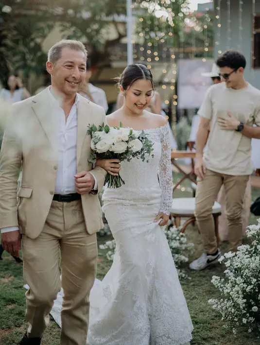 Momen pernikahan tersebut diunggah Jennifer di akun Instagramnya. Terlihat keduanya tampil serasi dalam ansambel nuansa putih-ivory. [@jennifercoppenreal20]