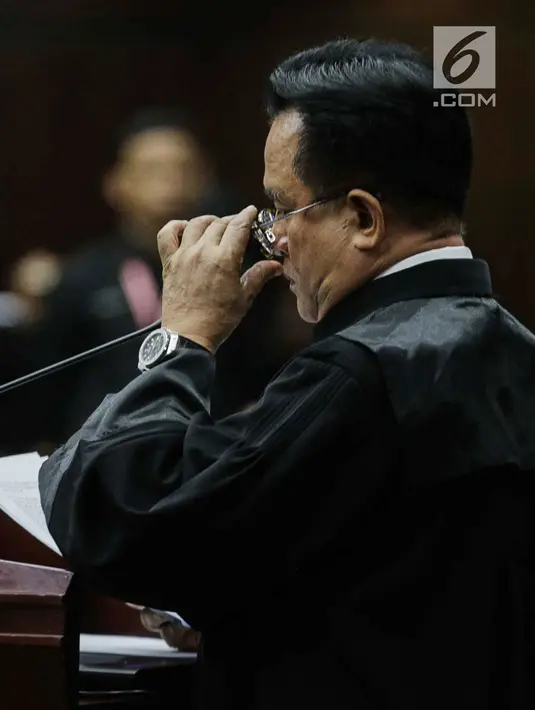 Ketua Tim Hukum Joko Widodo-Ma’ruf Amin, Yusril Ihza Mahendra memberi keterangan dalam sidang sengketa Pilpres 2019 di Gedung MK, Jakarta, Selasa (18/6/2019). Yusril menyebut kubu Prabowo-Sandiaga dinilai membangun konstruksi soal dugaan terjadinya kecurangan. (Liputan6.com/Faizal Fanani)