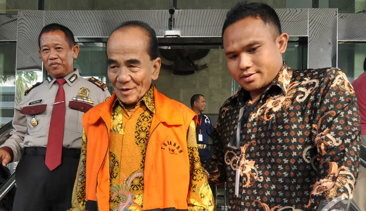 Annas Maamun saat kembali diperiksa KPK, Jakarta, Senin (15/12/2014). (Liputan6.com/Miftahul Hayat)
