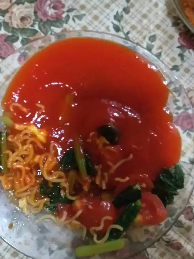 10 Potret Orang Apes Pakai Saus dan Sambal Ini Bikin Kasihan