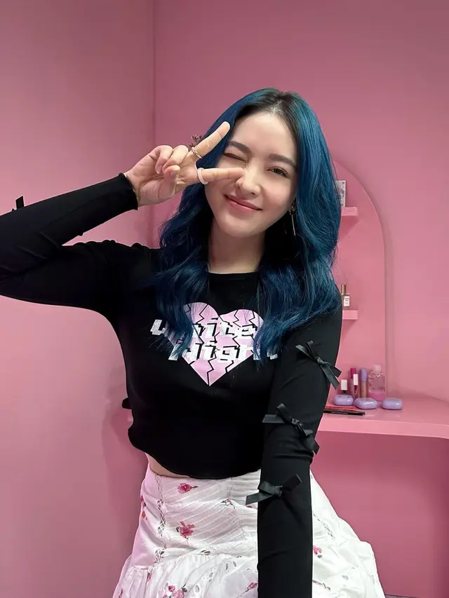 Sempat Malu, Ini 6 Potret Terbaru Natasha Wilona dengan Rambut Biru yang Manglingi