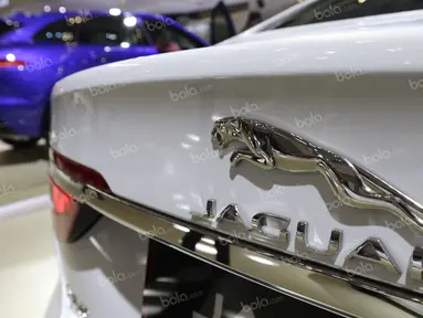 PT Grand Auto Dinamika, selaku ATPM Jaguar di Indonesia, meluncurkan Jaguar F-PACE dan Jaguar XF pada ajang pameran Gaikindo Indonesia International Auto Show (GIIAS) 2016. di ICE BSD, Tangerang, Kamis (11/8/2016). (Bola.com/Arief Bagus)