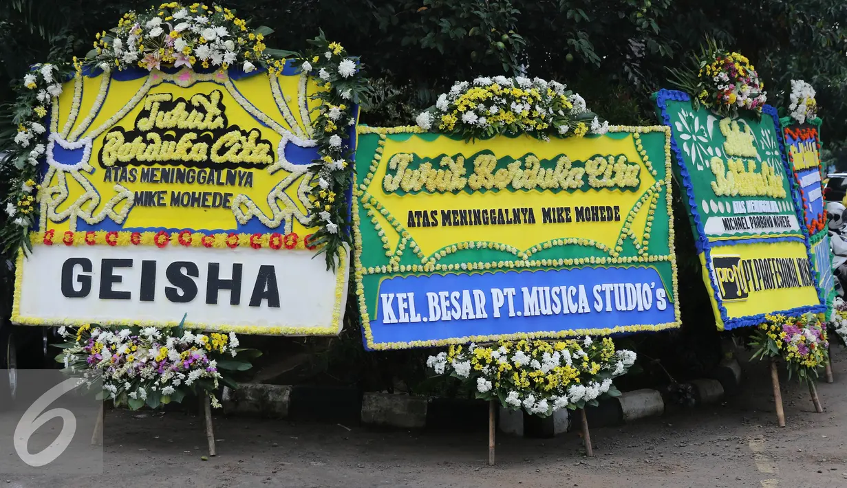 Deretan karangan bunga duka cita wafatnya penyanyi Mike Mohede di kawasan Tangerang Selatan, Banten, Senin (1/8). Mike Mohede meninggal dunia sekitar pukul 18:02 WIB lantaran terkena serangan jantung. (Liputan6.com/Herman Zakharia)