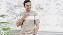 Seperti saat ia berpose sambil memakai baju koko berwarna coklat pastel ini. Rambutnya ditata rapi serta umbar senyum merekah, banyak penggemar yang memujinya.(Liputan6.com/IG/@ikbalfauzi_)