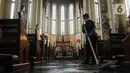 Pekerja membersihkan lantai saat melakukan persiapan jelang ibadah Natal di Gereja Katedral, Jakarta, Jumat (23/12/2022). Menjelang peringatan Natal pada Minggu (25/12) mendatang, Gereja Katedral Jakarta melakukan persiapan bersih-bersih dan pemasangan dekorasi. (Liputan6.com/Herman Zakharia)