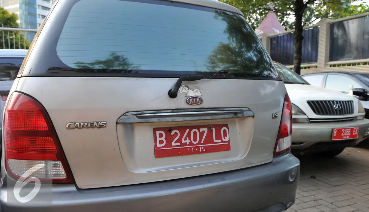 Mobil dinas yang akan dilelang terpakir di halaman KPK, Selasa (1/9/2015). KPK akan melelang 21 mobil dan 8 motor operasional yang sudah tidak digunakan lagi pada Rabu (2/9) melalui KPKNL Jakarta III. (Liputan6.com/Herman Zakharia)