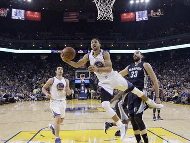Aksi Bintang Golden State Warriors, Stephen Curry (30) melakukan lay up melewati hadangan pemain Memphis Grizzlies, Marc Gasol (33) pada laga NBA di Oracle Arena, Oakland, (6/1/2017). Warriors kalah 119-128.  (AP/Marcio Jose Sanchez)