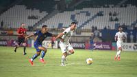 Striker Persib Bandung, Dimas Drajad, saat menghadapi Lion City Sailors di laga AFC Championship League 2 yang digelar di Stadion Si Jalak Harupat, Soreang, Kabupaten Bandung, Kamis (24/10/2024) malam WIB. Dimas Drajad mendapatkan kartu merah dalam laga ini. (Bola.com/Erwin Snaz)