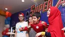 Arsen mengenakan kostum Iron Man, terlihat begitu ceria. Apalagi ada kedua orang tuanya yang juga mendampinginya. (Andy Masela/Bintang.com)