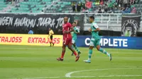 Striker Malut United, David Da Silva mendapatkan penjagaan dari Persebaya Surabaya, Leo Lelis dalam laga pekan ke-17 BRI Super League 2025/2026 di Stadion Gelora Bung Tomo, Surabaya, Sabtu (10/1/2026) sore WIB. (Dok. Malut United)
