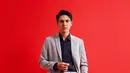 Pesona Maxime Bouttier tak perlu disangsikan lagi. Salah satu foto menampilkannya mengenakan kemeja hitam lengan panjang berbalut setelan jas abu-abu. Kaus kaki hitam dan sepatu pantofel hitam bertali menyempurnakan penampilannya. Auranya makin memancar berkat latar merah polos. Terasa kontras sekaligus menajamkan derajat ketampanan. (Foto: Dok. Instagram @bouttier_maxime)