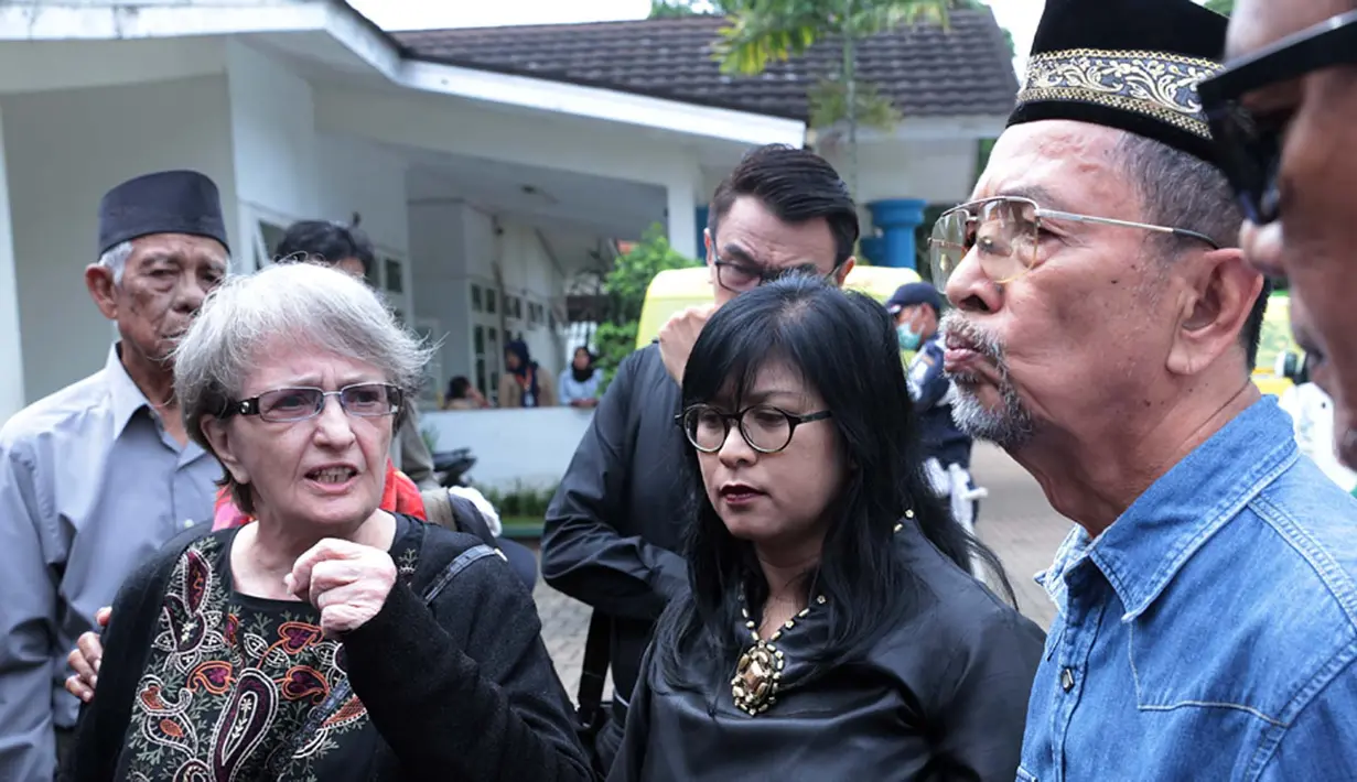 Jelang prosesi pemakaman mendiang Yana Zein, tiba-tiba hadir seorang pria yang ternyata ayah kandung dari pemain Cinta Di Langit Taj Mahal itu. Tak diketahui keberadaannya selama ini, Nurzaman mengaku ia selalu ada untuk Yana. (Deki Prayoga/Bintang.com)