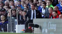  Brendan Rodgers duduk dekat penonton saat Laga melawan Everton di Goodison Park, Minggu (05/10/2015). (Action Images via Reuters / Lee Smith)
