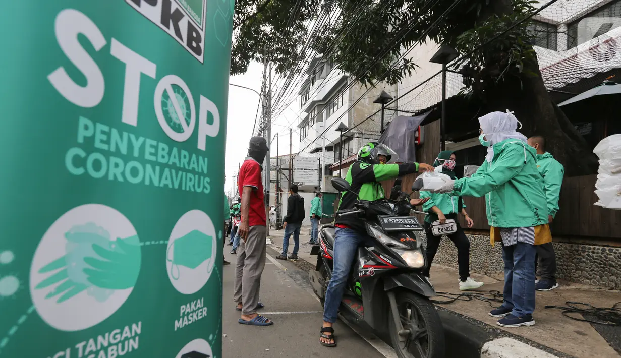 Ojek online (ojol) menerima bantuan berupa bingkisan makan siang dan hand sanitizer di kawasan Jalan Raden Saleh, Jakarta, Selasa (7/3/2020). DPP PKB memberikan 500 paket kepada ojol akibat lesunya orderan selama pandemi corona Covid-19. (Liputan6.com/Fery Pradolo)