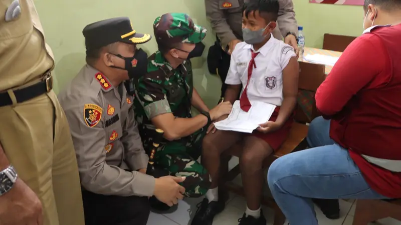 Vaksinasi anak di Banyuwangi digelar di rest area Tamansari. (Dian Kurniawan/Liputan6.com).