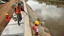 Pekerja menyelesaikan pengerjaan pada dinding parapet di proyek normalisasi Ciliwung, Bukit Duri, Jakarta Selatan, Rabu (8/2). Proyek normalisasi Ciliwung Bukit Duri ditargetkan rampung pada Mei mendatang. (Liputan6.com/Yoppy Renato)