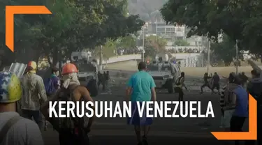 Pendukung oposisi turun ke jalanan Venezuela. Mereka sempat bentrok dengan petugas keamanan.