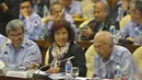Menteri Kelautan dan Perikanan, Susi Pudjiastuti (tengah) saat mengikuti rapat kerja dengan Komisi IV DPR RI, Jakarta, Senin (26/1/2015). Rapat membahas kebijakan Kementerian Kelautan dan Perikanan tahun 2015-2019. (Liputan6.com/Andrian M Tunay).