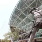 Sejumlah pekerja sibuk mengecat dan membersihkan Pintu VVIP Stadion Gelora Bung Karno, Senayan, Rabu (4/11/2015). Pengerjaan ini merupakan bagian dari persiapan Asian Games 2018. (Bola.com / Nicklas Hanoatubun)