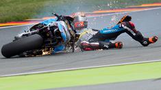 Pebalap Estrella Galicia 0,0 Marc VDS, Tito Rabat, terjatuh saat latihan bebas kedua Moto GP Jerman di Sirkuit Sachsenring, Jerman, (15/7/2016). (AFP/Robert Michael)